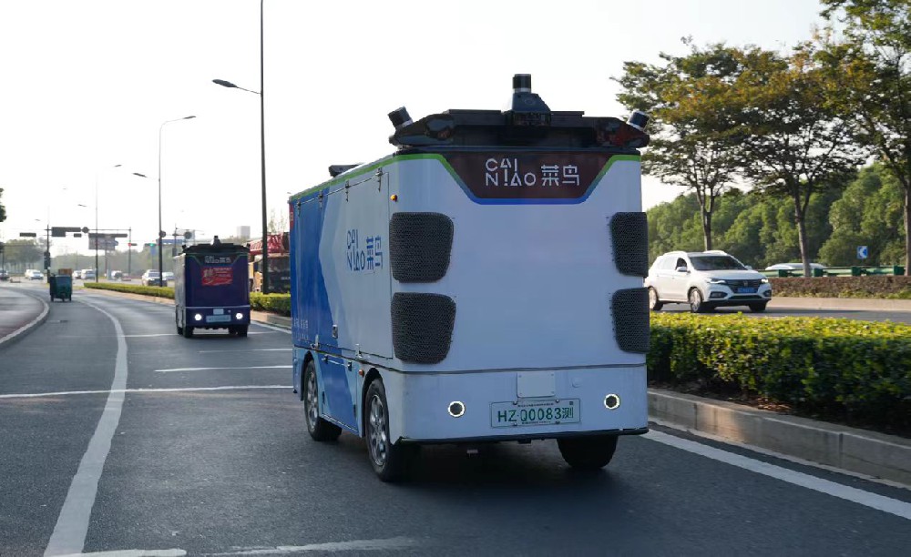 媒体管家： 菜鸟无人车现身“双11”：单车日均运送包裹2000件 每票快递降本1毛