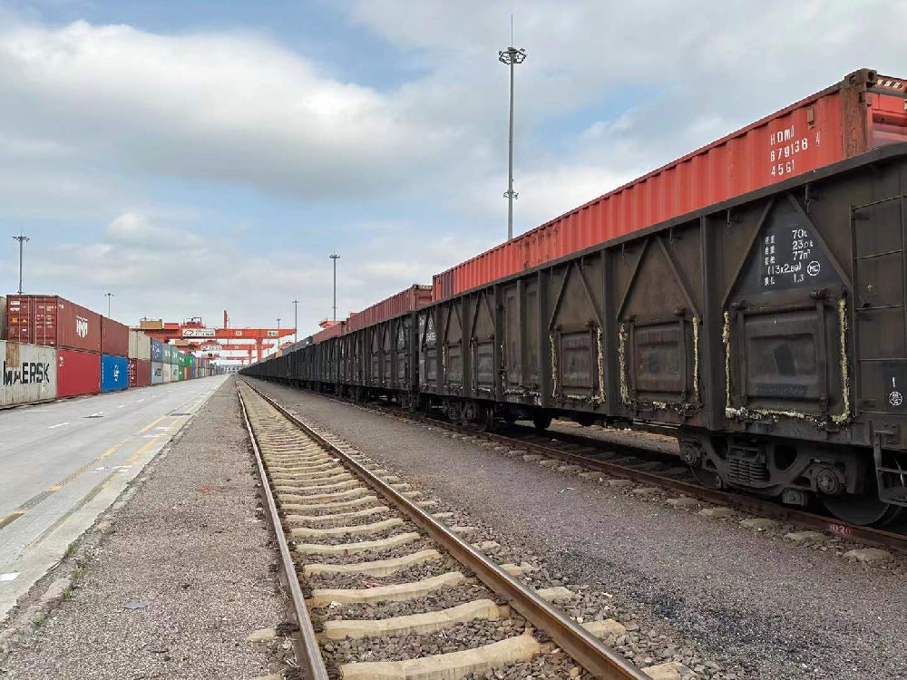 媒体管家： 铁路货运回暖势头加速 前8月铁路货运量超33亿吨