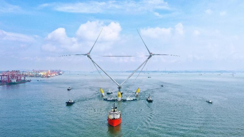 全球单体容量最大的漂浮式海上风电平台拖航出港(图1)