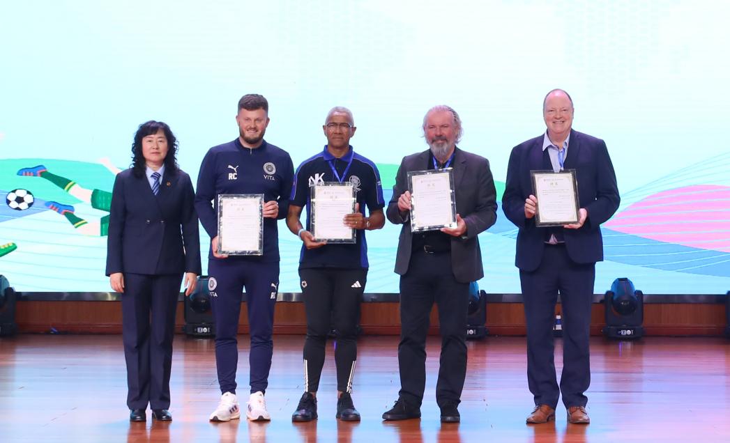 媒体管家: CCV2024体育盛事——中英足球论坛在匠谷院校成功召开(图6) 媒体管家: CCV2024体育盛事——中英足球论坛在匠谷院校成功召开(图6)