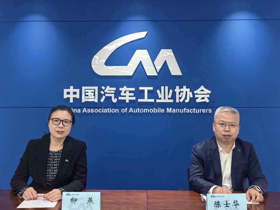 1731379389261648.jpg 媒体管家: 燃油车打不过新能源汽车?1—10月传统燃料乘用车国内销量同比下降20.5%(图1)