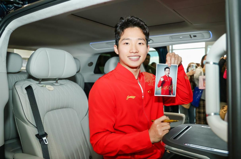 媒体管家： 用“冠军”品质致敬奥运冠军 岚图向王宗源、昌雅妮交付全新岚图梦想家(图4)