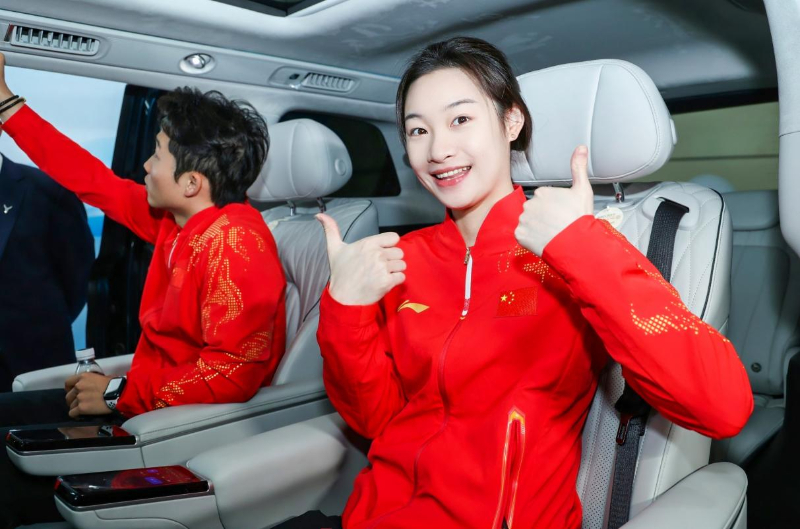 媒体管家： 用“冠军”品质致敬奥运冠军 岚图向王宗源、昌雅妮交付全新岚图梦想家(图5)