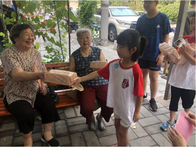 储蓄中心迎来“社区小管家” “吸储”新办法让爱心升值(图3)