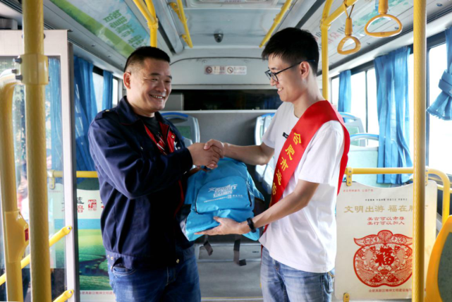 书写“文明出行”新名片,我们在行动!(图6) 书写“文明出行”新名片,我们在行动!(图6)