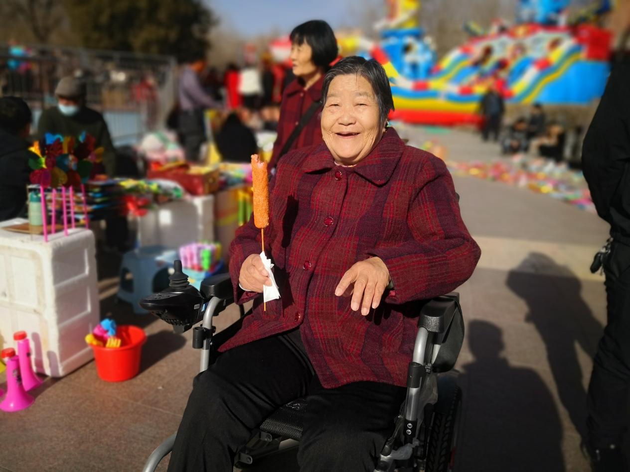 【新春走基层】中卫红太阳广场：活动多、年味足，老人乐淘淘(图2)