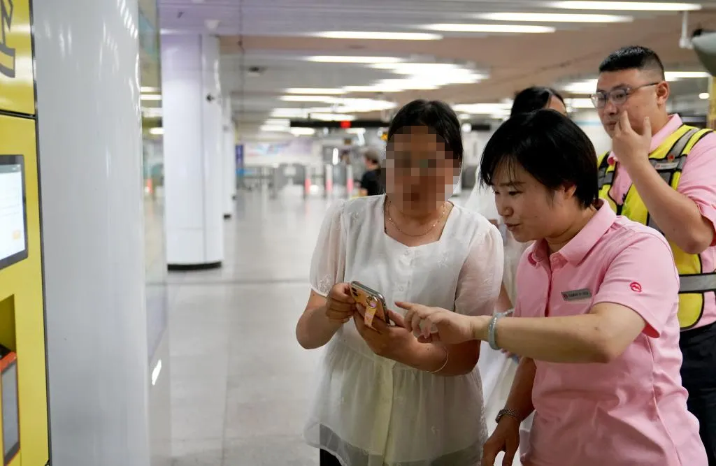 1722498321397829.png 一柜难求,人气火爆,众多媒体到场报道!小铁智能寄存柜携手上海地铁打造出行轻体验(图3)